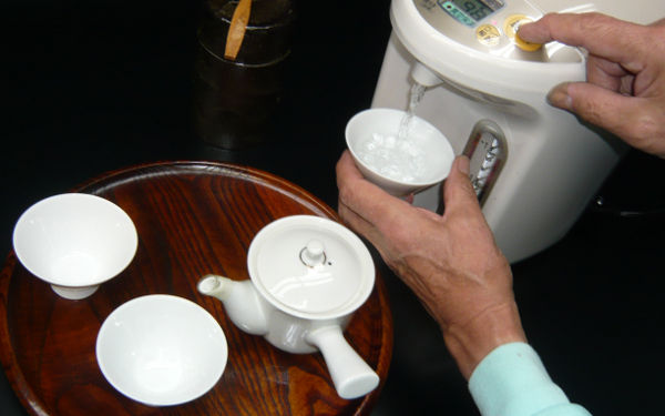 2) Warm up tea bowls and measure the amount of hot water.