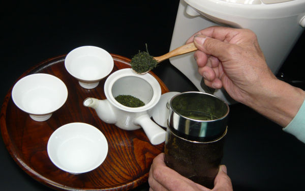 3) Measure the amount of tea leaves.