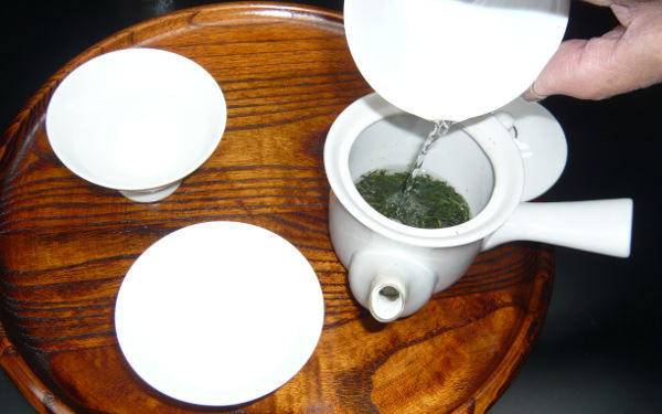 4) Pour the hot water into a tea pot.